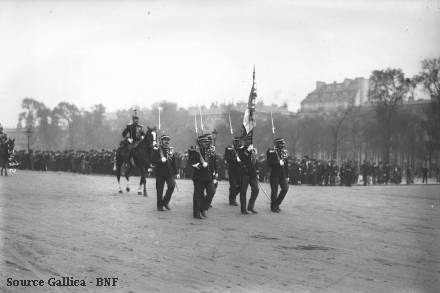 Défilé du drapeau des gendarmes<br />Les Invalides - 1913