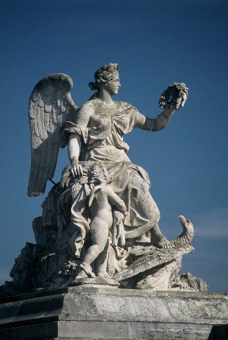 Elle écrase une Aigle héraldique...