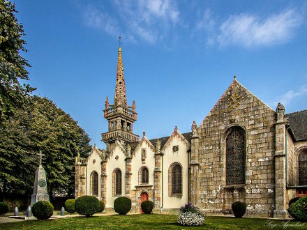 Devant le porche de l'église paroissiale