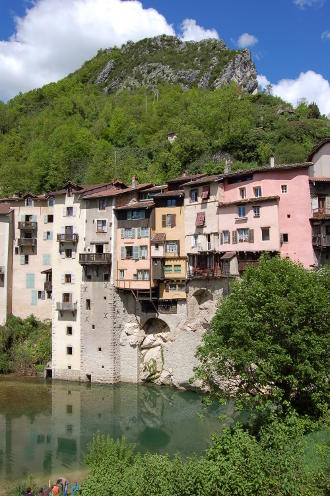 Une commune accorchée à ses falaises...