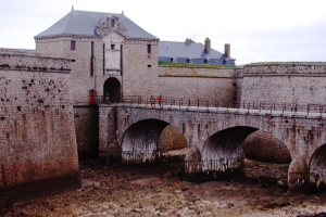 l'entrée de la forteresse