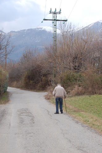 Il marchait sur la route...