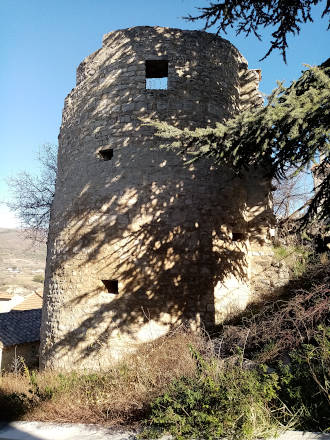 Tour et vieilles murailles