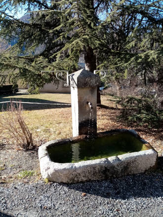 Fontaine et bord de chemin