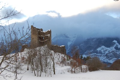 Le château de Saint-Firmin dans un ciel plombé... 