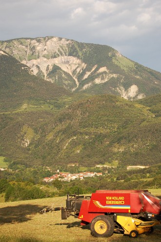 Agriculture montagnarde et gros tracteurs...