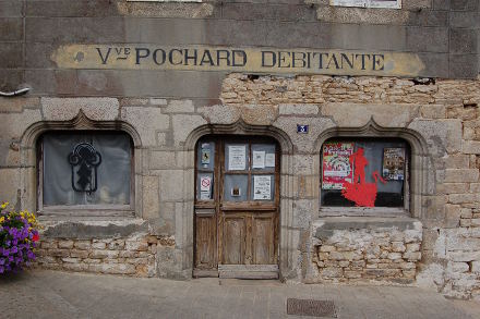 Vieille façade et vieux café
