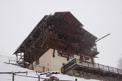 Bien campé, le chalet se dressait et défiait le ciel...