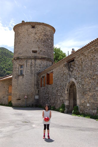 Elle jouait à la balle près du château...