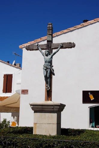 Vous le trouverez près de l'église...