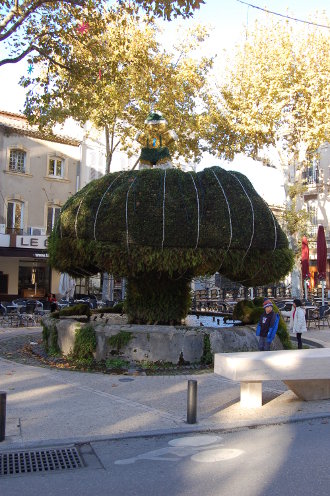 La fontaine y est moussue...