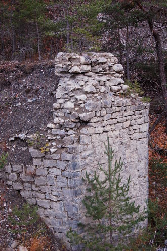 L'ancien pont, sur la route, peu avant le village...