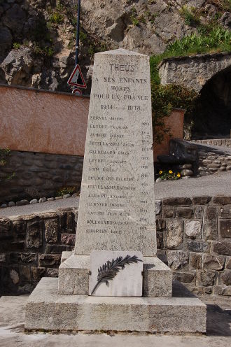 Le monument aux morts de Théus...