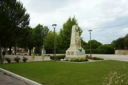 Il ouvre et protège la place de la mairie