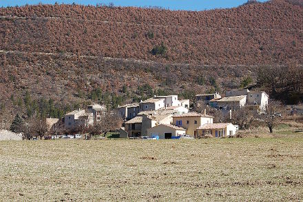 Le village se chauffe au soleil...