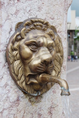 Sur la fontaine, un lion...