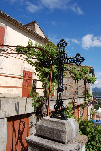 Elle protège la maison...